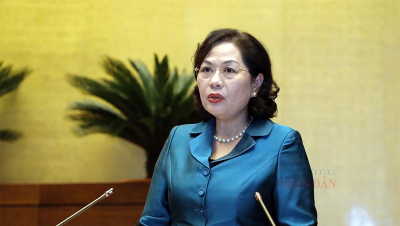 国家银行行长阮氏红代表政府作呈文。