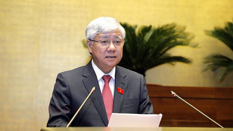 越南祖国阵线中央委员会主席杜文战作报告。
