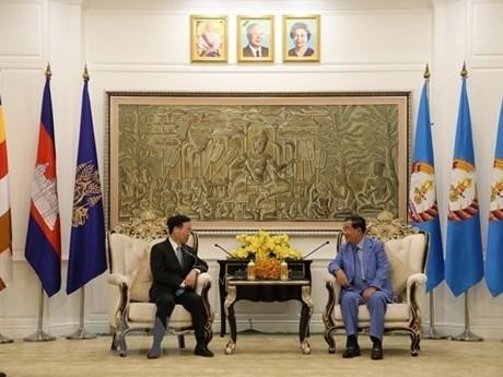 越共中央政治局委员、中央书记处常务书记武文赏会见柬埔寨人民党主席、柬埔寨王国首相洪森。