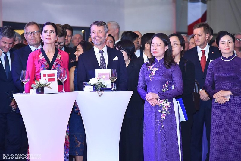 越南国家副主席武氏映春、丹麦王储弗雷德里克和王储妃玛丽·伊丽莎白出席越南与丹麦建交50周年庆典。