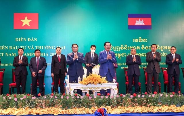 范明正总理与洪森首相出席越柬贸易投资促进论坛。