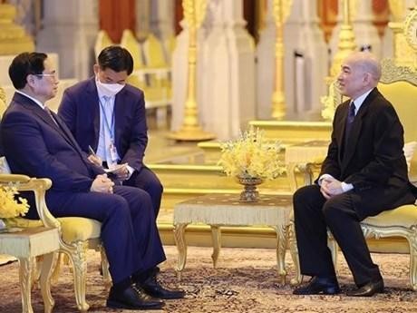 范明正总理会见柬埔寨国王诺罗敦·西哈莫尼。