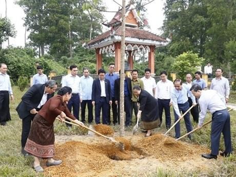 老挝中央组织部代表团在安山县美平乡老挝革命历史遗迹区种下留念树。