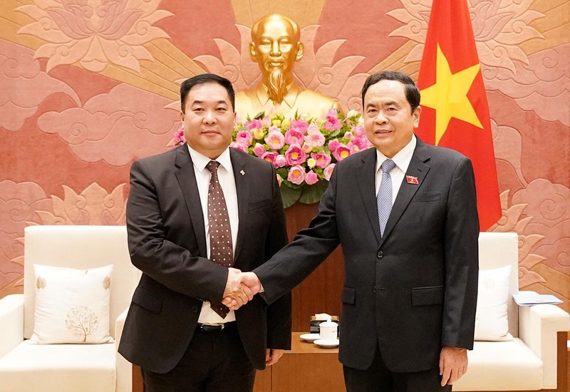 国会常务副主席陈青敏与蒙古图夫省省长握手。
