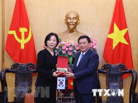 胡志明国家政治学院院长阮春胜向吴英珠大使赠送纪念品。