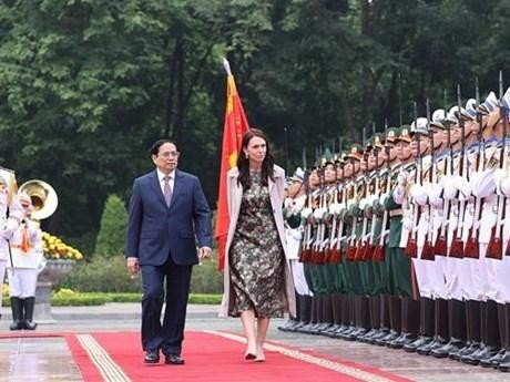 范明正总理和杰辛达·阿德恩总理检阅越南军队仪仗队。