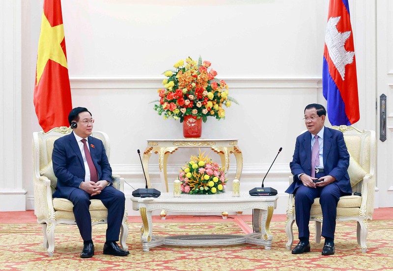 国会主席王廷惠会见柬埔寨首相洪森。