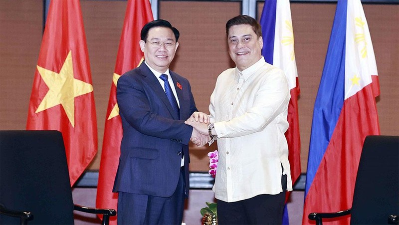 国会主席王廷惠与胡安·祖比里议长握手。