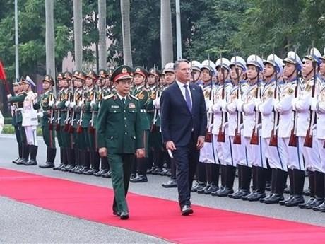 国防部部长潘文江为澳大利亚副总理兼国防部长理查德·马尔斯举行欢迎仪式。
