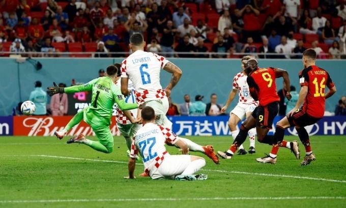 比利时前锋罗梅卢•卢卡库推射攻门。