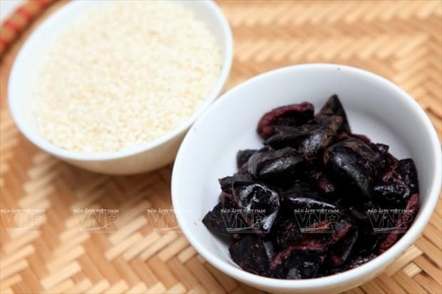 乌榄糯米饭的原料包括糯米、熟乌榄。（图片来源：越南图片报/陈清江 摄）