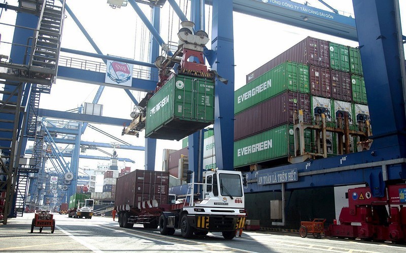 进出口货物在胡志明市吉莱新港装卸。（宏达 摄）
