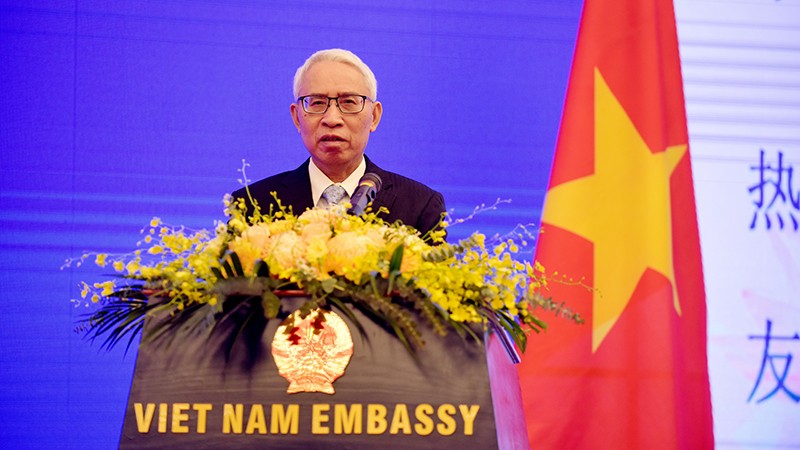 越南驻华大使范星梅在招待会上讲话。