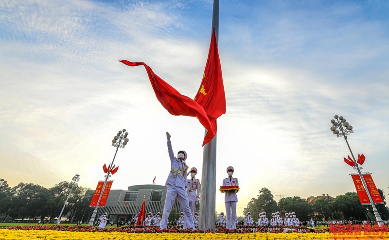 神圣的升旗仪式庆祝越南国庆节77周年。（成达 摄）