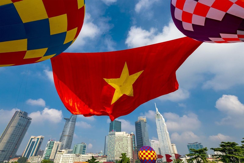 庆祝国庆节胡志明市放飞牵引大型国旗的热气球。