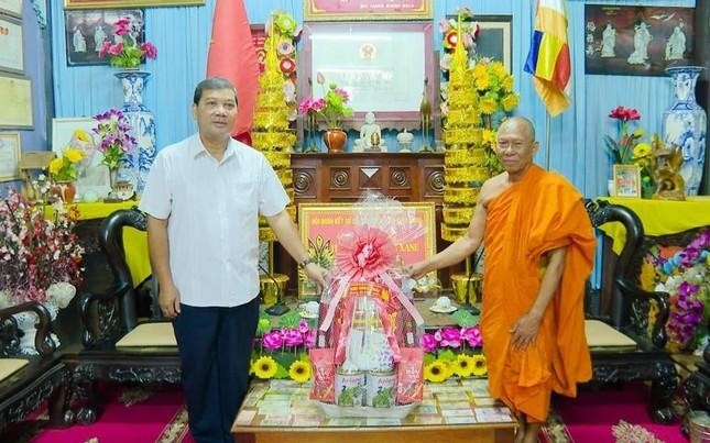 茶荣和薄辽两省领导人探望高棉族同胞，喜迎报孝节。