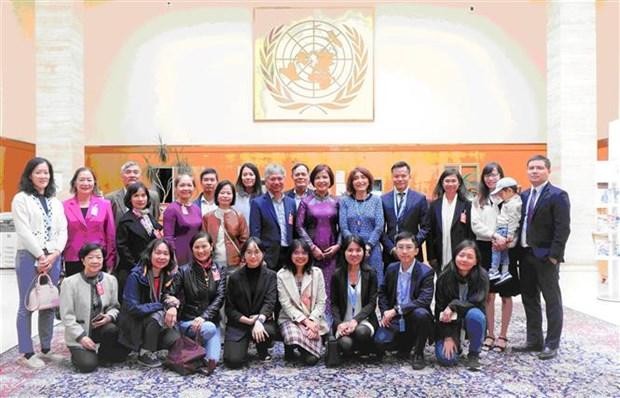 越南常驻联合国、世界贸易组织及日内瓦其他国际组织代表团团长黎氏雪梅与各代表合影。