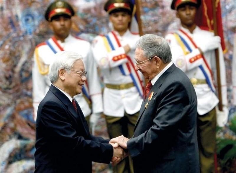 越共中央总书记阮富仲2018年3月对古巴进行国事访问期间会见古巴共产党中央委员会第一书记、国务委员会主席、部长会议主席劳尔·卡斯特罗·鲁斯（Raul Castro Ruz）。