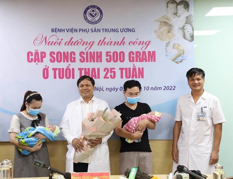 越南中央妇产医院首次成功保育胎龄25周出生体重仅500克的双胞胎。
