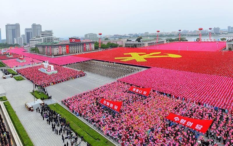 庆祝朝鲜劳动党第七次全国代表大会的游行活动在首都平壤举行。
