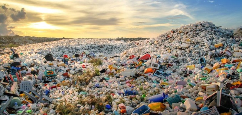 附图：塑料污染问题日益严峻。