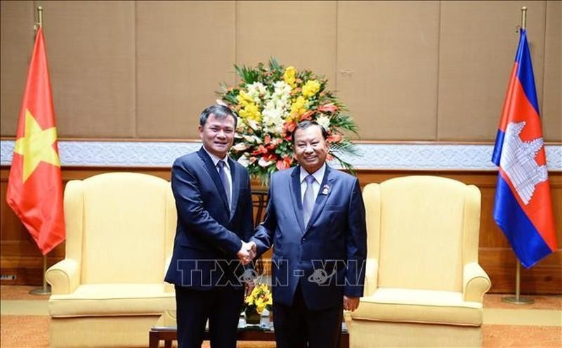 柬埔寨王国参议院主席赛冲（右）会见越南电信集团懂事长兼总经理。