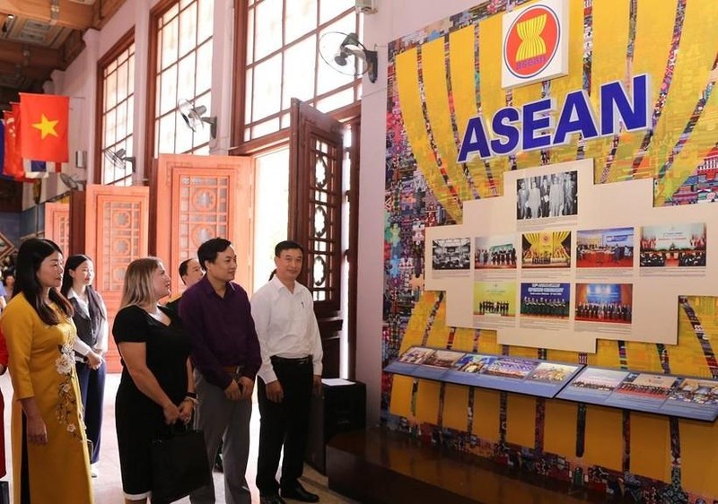 越南与东盟遗产专题图片展吸引诸多观众前来观看。（图片来源：教育与时代报）