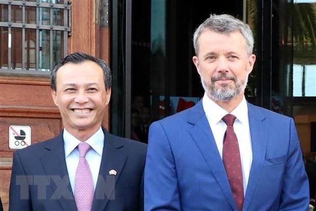 越南驻丹麦大使梁青毅和丹麦王储弗雷德里克。（图片来源：越通社）
