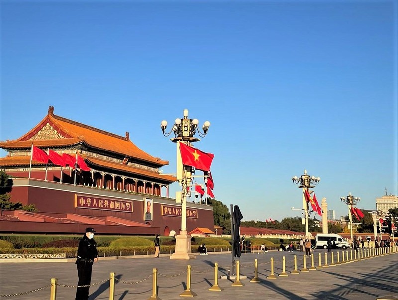 10月31日下午，越南和中国国旗、党旗在天安门前迎风飘扬。（杜有兴 摄）