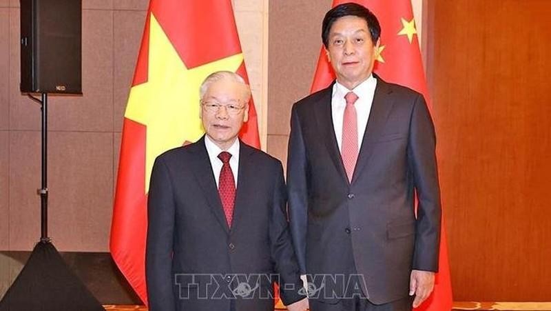 越共中央总书记阮富仲会见中国全国人大常委会委员长栗战书。