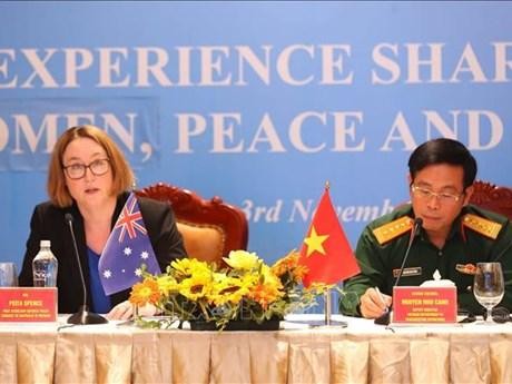 越南国防部维和局同澳大利亚驻越大使馆武官处在河内举行澳大利亚专家与越南代表有关女性、和平和安全的经验交流会。