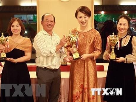 在日越南人高尔夫球协会主席潘忠孝向获奖女球员颁发奖项。
