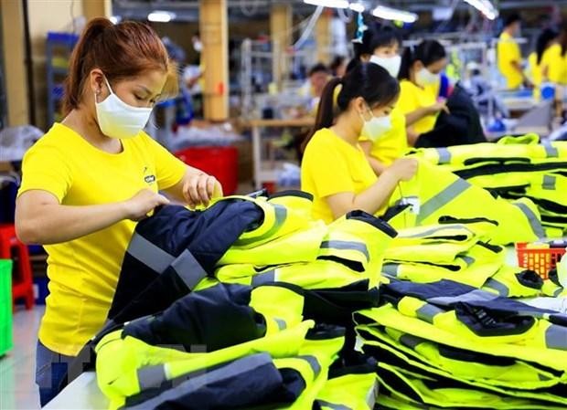 附图：越南一家制衣厂的场景。