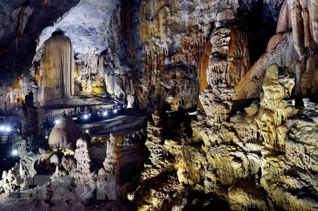 广平省天堂洞穴之美。