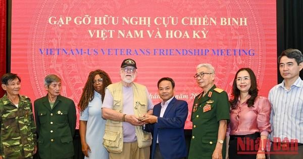越南《人民报》举行越美退伍军人友好见面会。（维玲 摄）