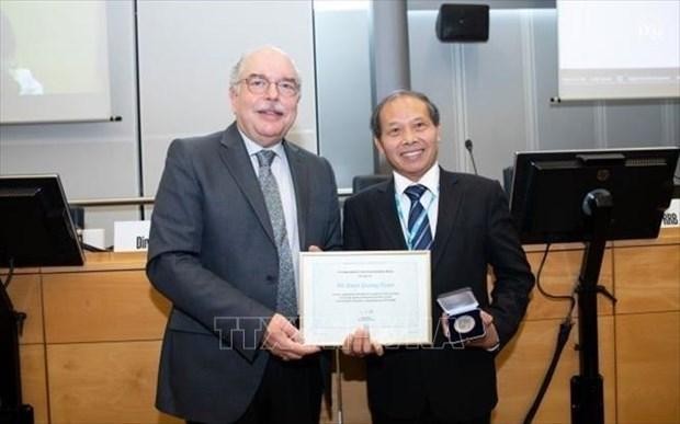 段光欢先生（右）荣获国际电信联盟的勋章和奖状。