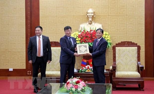 和平省人委会主席裴文庆向蒙古国代表团赠送礼品。
