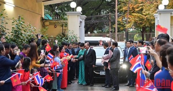 国家主席阮春福造访越南驻泰国大使馆和旅泰越南侨胞。