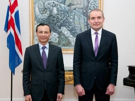梁青毅大使向冰岛总统古德尼·约翰内松。
