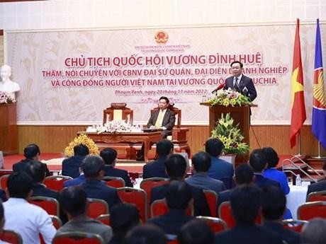 越南国会主席王廷惠会见旅柬越南人社群代表。