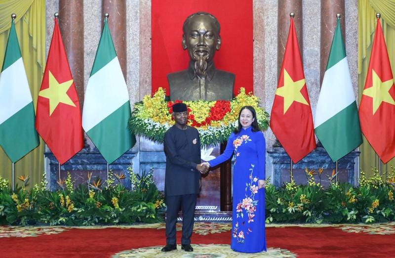 越南国家副主席武氏映春与尼日利亚副总统耶米·奥辛巴乔举行会谈。