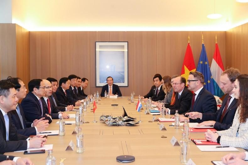 越南政府总理范明正与卢森堡大公国首相格扎维埃·贝泰尔举行会谈 。（图片来源：VGP）
