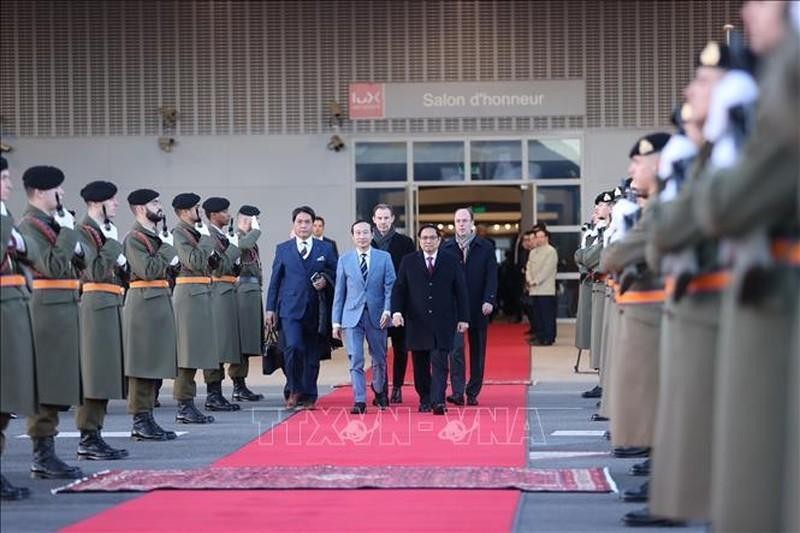 在卢森堡-芬德尔国际机场举行的范明正总理欢送仪式。