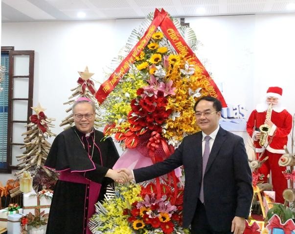 内务部副部长武战胜向顺化天主教总教区总主教阮志灵赠送鲜花。