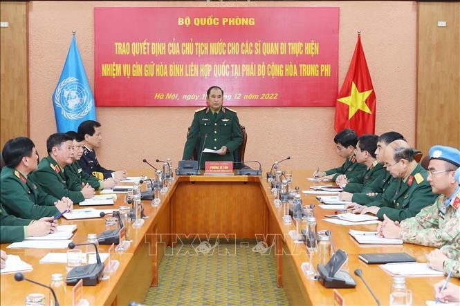 越南人民军副总参谋长冯士晋上将发表讲话。（图片来源：人民军队报）