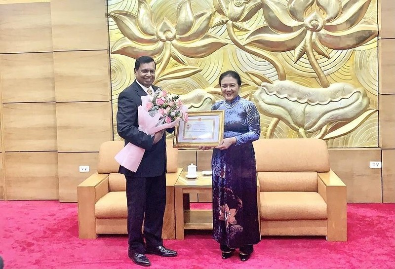 越南友好组织联合会主席阮芳娥向斯里兰卡驻越南大使授予“致力于各民族和平友谊”纪念章。（图片来源：国际报）
