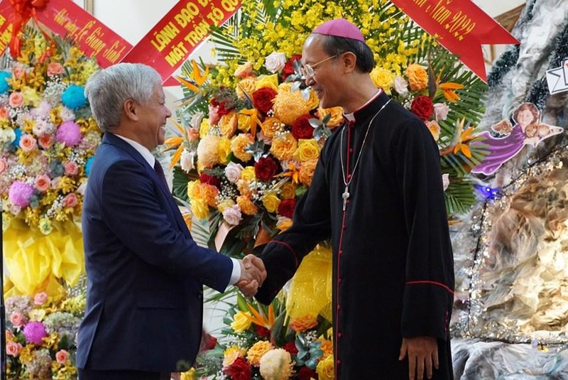 越南祖国阵线中央委员会主席杜文战向春禄教区辅理主教杜文银致以节日祝福。