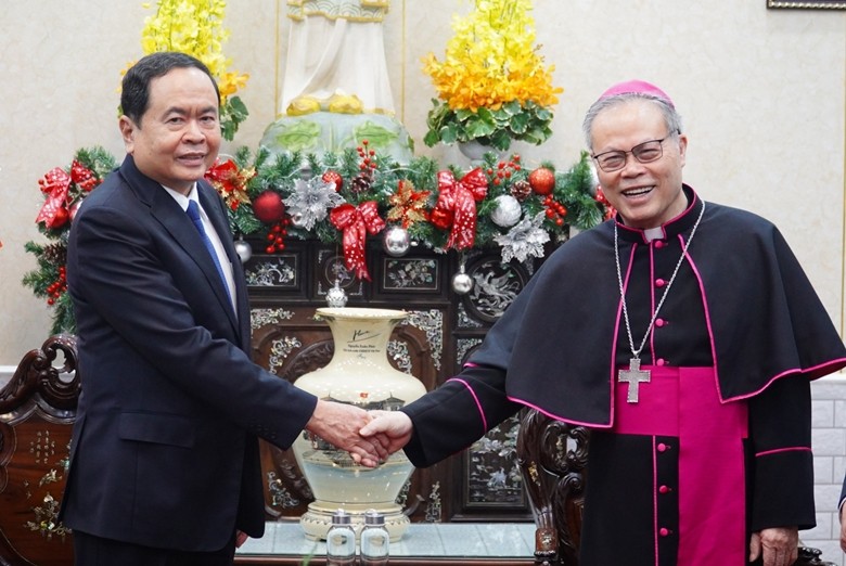 国会常务副主席陈青敏和顺化天主教总教区总主教阮志灵。