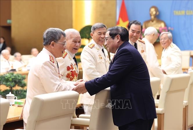 越南政府总理范明正会见人民公安“历史见证人”。（图片来源：越通社）