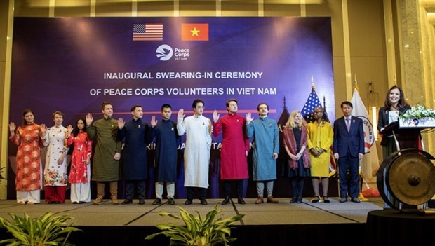 美国和平队的志愿者在宣誓仪式上穿着越南奥黛。（图片来源：越通社）